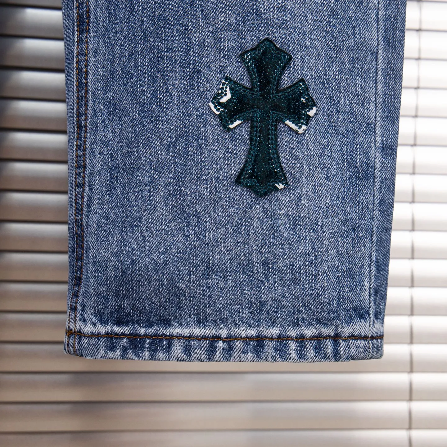 P280 (Higher version, evergreen style) Chrome Hearts/Chrome Hearts 25FW CH Blue Pants Starry Sky Hole Laminated Cross Bamboo Jeans. It adopts starry sky theme leather elements, mostly presented in the shape of a cross, with glitter on the leather surface. Unique design with simple and elegant details, exquisite workmanship, neat lines of the entire trousers, and perfect details! It’s also so cool that both men and women can easily control it. It’s a gender-neutral trendy up version. Style number: 1766# Color: blue Size: 28 30 32 34 36